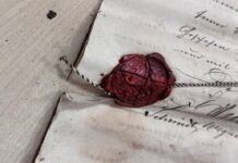 Kapsuła czasu w remontowanym kościele. Zapiski z XVIII wieku! (GALERIA) Piękna pieczęć lakowa sygnująca dokument