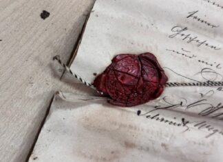 Kapsuła czasu w remontowanym kościele. Zapiski z XVIII wieku! (GALERIA) Piękna pieczęć lakowa sygnująca dokument