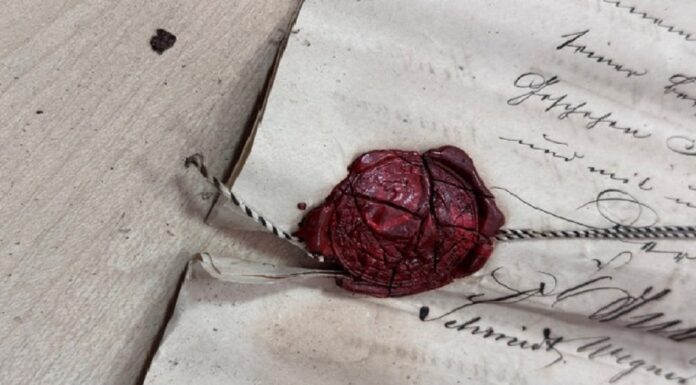 Kapsuła czasu w remontowanym kościele. Zapiski z XVIII wieku! (GALERIA) Piękna pieczęć lakowa sygnująca dokument