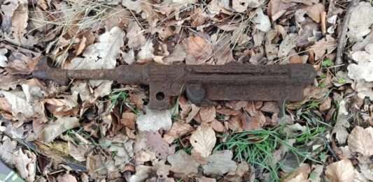 Rzadki okaz, czyli relikt pistoletu M 38 to część ciekawych odkryć pod Szczecinem pistolet po wydobyciu z ziemi