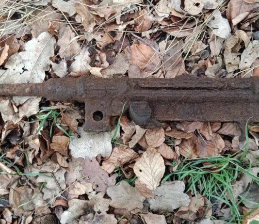 Rzadki okaz, czyli relikt pistoletu M 38 to część ciekawych odkryć pod Szczecinem pistolet po wydobyciu z ziemi