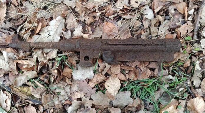 Rzadki okaz, czyli relikt pistoletu M 38 to część ciekawych odkryć pod Szczecinem pistolet po wydobyciu z ziemi