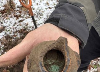 Srebrne denary Kazimierza Jagiellończyka ukryte w pięknie zachowanym naczyniu! (GALERIA)