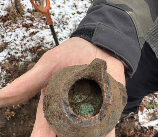 Srebrne denary Kazimierza Jagiellończyka ukryte w pięknie zachowanym naczyniu! (GALERIA)