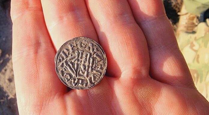 Niesamowite odkrycie rzadkiego srebrnego denara książęcego! (GALERIA)