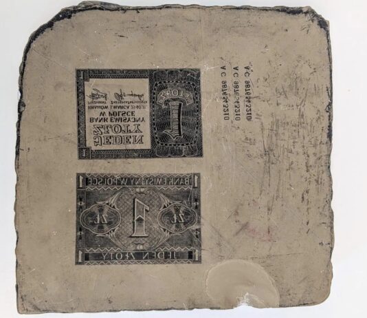 Matryca do fałszowania pieniędzy z II WŚ odnaleziona pod podłogą w BGK! matryca służąca do fałszowania pieniędzy