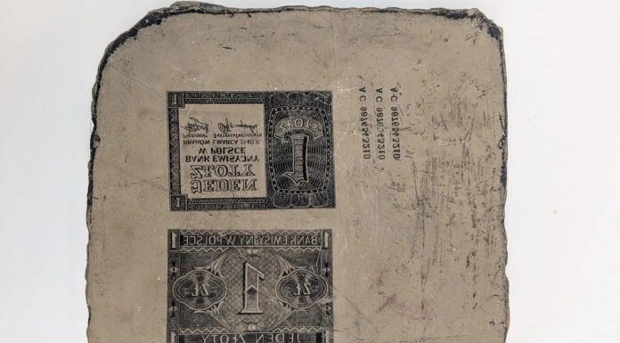 Matryca do fałszowania pieniędzy z II WŚ odnaleziona pod  podłogą w BGK! matryca służąca do fałszowania pieniędzy