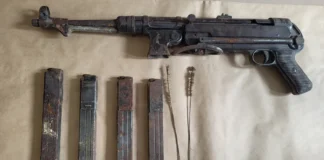 Przypadkowe odkrycie podczas remontu! Na strychu broń i amunicja z II WŚ prezentowany depozyt broni z II wojny światowej Fot. KPP w Świeciu