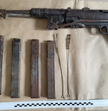 Przypadkowe odkrycie podczas remontu! Na strychu broń i amunicja z II WŚ prezentowany depozyt broni z II wojny światowej Fot. KPP w Świeciu