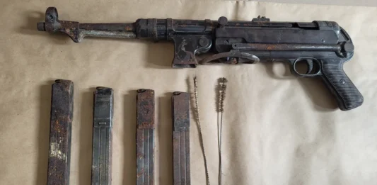 Przypadkowe odkrycie podczas remontu! Na strychu broń i amunicja z II WŚ prezentowany depozyt broni z II wojny światowej Fot. KPP w Świeciu