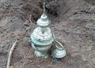 Trybularz – niecodzienne znalezisko z lasu pod Lubaczowem Trybularz, kadzielnica odkryta w lesie fot. Tomasz Kornaga