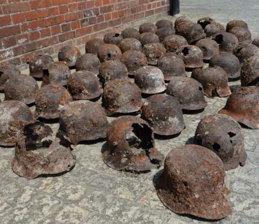 Wrocław. Ponad 50 hełmów wykopano podczas remontu (GALERIA) Hełmy odkryte przy ulicy Koszarowej we Wrocławiu Zdjęcia: M. Grześkowiak, P. Duma.