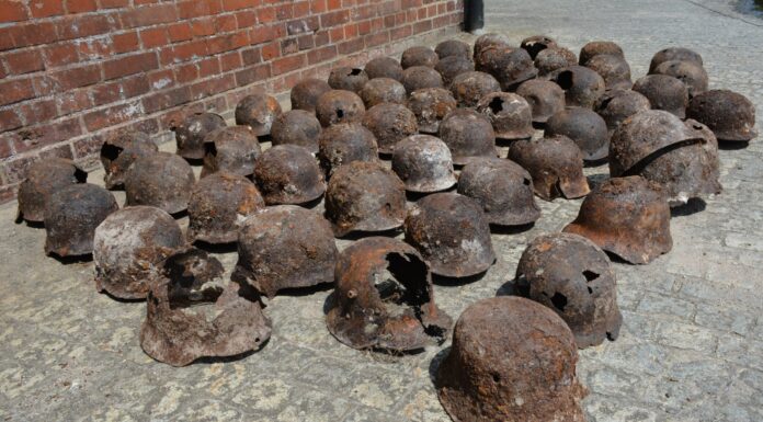 Wrocław. Ponad 50 hełmów wykopano podczas remontu (GALERIA) Hełmy odkryte przy ulicy Koszarowej we Wrocławiu Zdjęcia: M. Grześkowiak, P. Duma.