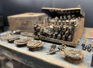 Enigma 16.Dywizji Pancernej znaleziona na… bazarze! Niezwykła historia (GALERIA) Enigma