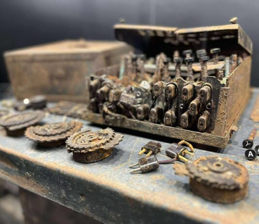 Enigma 16.Dywizji Pancernej znaleziona na… bazarze! Niezwykła historia (GALERIA) Enigma