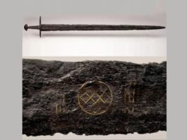 Średniowieczny miecz z symboliką wikingów odkryty w rzece (GALERIA) Średniowieczny miecz wikinga odkryty w Holandii fot. Ruben de Heer z National Museum of Antiquities