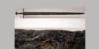 Średniowieczny miecz z symboliką wikingów odkryty w rzece (GALERIA) Średniowieczny miecz wikinga odkryty w Holandii fot. Ruben de Heer z National Museum of Antiquities