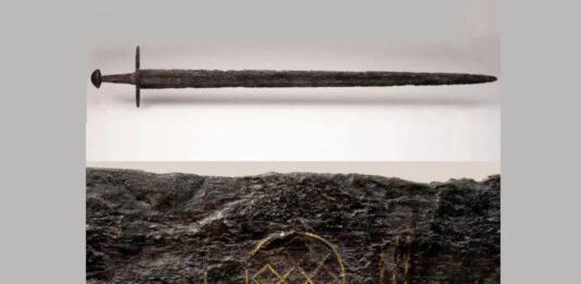 Średniowieczny miecz z symboliką wikingów odkryty w rzece (GALERIA) Średniowieczny miecz wikinga odkryty w Holandii fot. Ruben de Heer z National Museum of Antiquities