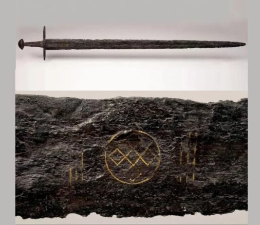 Średniowieczny miecz z symboliką wikingów odkryty w rzece (GALERIA) Średniowieczny miecz wikinga odkryty w Holandii fot. Ruben de Heer z National Museum of Antiquities
