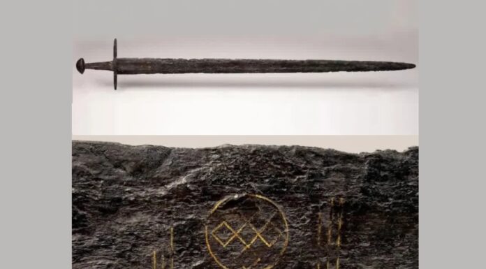 Średniowieczny miecz z symboliką wikingów odkryty w rzece (GALERIA) Średniowieczny miecz wikinga odkryty w Holandii fot. Ruben de Heer z National Museum of Antiquities