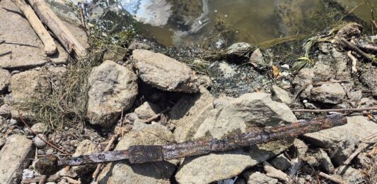 Warszawa. Miecz znaleziony w Wiśle przez wędkarza (GALERIA) Miecz w chwili znalezienia