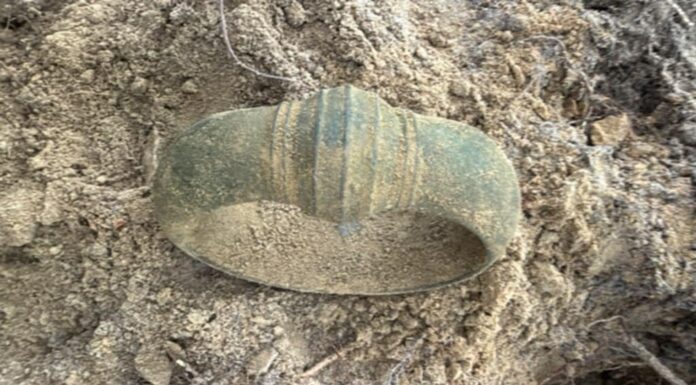 Piękna bransoleta z epoki brązu odnaleziona na Pomorzu (GALERIA) bransoleta po podjęciu