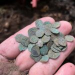 Niesamowity skarb średniowiecznych denarów Jagiellońskich! (GALERIA) Odkryty w okolicy Żmigrodu skarb denarów Jagiellońskich