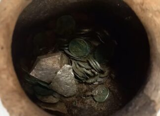 Znamy zawartość skarbu odkrytego pod Kaliszem – zmienia historie! (GALERIA +FILM) Skarb srebra spod Kalisza fot. DENAR Kalisz