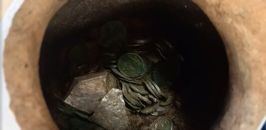 Znamy zawartość skarbu odkrytego pod Kaliszem – zmienia historie! (GALERIA +FILM) Skarb srebra spod Kalisza fot. DENAR Kalisz