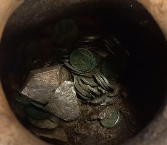 Znamy zawartość skarbu odkrytego pod Kaliszem – zmienia historie! (GALERIA +FILM) Skarb srebra spod Kalisza fot. DENAR Kalisz