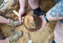 Skarb z okresu wpływów rzymskich ze złotą bransoletą fot. Denar Kalisz