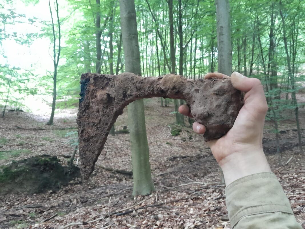 Średniowieczny topór odkryty w lesie pod Szczecinem fot. Stowarzyszenie Szczecińska Grupa Eksploracyjna
