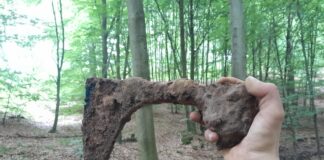 Średniowieczny topór odkryty w lesie pod Szczecinem (GALERIA) Średniowieczny topór odkryty w lesie pod Szczecinem fot. Stowarzyszenie Szczecińska Grupa Eksploracyjna