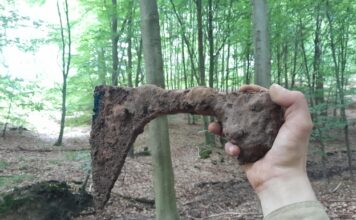 Średniowieczny topór odkryty w lesie pod Szczecinem (GALERIA) Średniowieczny topór odkryty w lesie pod Szczecinem fot. Stowarzyszenie Szczecińska Grupa Eksploracyjna