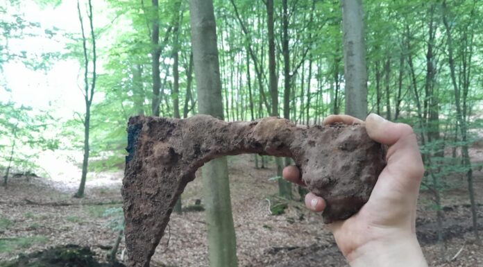 Średniowieczny topór odkryty w lesie pod Szczecinem (GALERIA) Średniowieczny topór odkryty w lesie pod Szczecinem fot. Stowarzyszenie Szczecińska Grupa Eksploracyjna