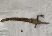 Szabla z XVIII w. – Wisła oddaje kolejne zabytki! (GALERIA) Szabla odkryta w Wiśle fot. Stołeczny Konserwator Zabytków