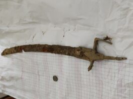 Szabla z XVIII w. – Wisła oddaje kolejne zabytki! (GALERIA) Szabla odkryta w Wiśle fot. Stołeczny Konserwator Zabytków