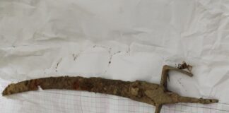 Szabla z XVIII w. – Wisła oddaje kolejne zabytki! (GALERIA) Szabla odkryta w Wiśle fot. Stołeczny Konserwator Zabytków