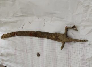 Szabla z XVIII w. – Wisła oddaje kolejne zabytki! (GALERIA) Szabla odkryta w Wiśle fot. Stołeczny Konserwator Zabytków