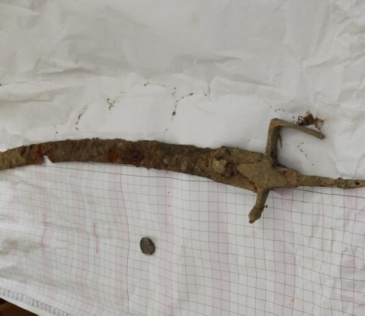 Szabla z XVIII w. – Wisła oddaje kolejne zabytki! (GALERIA) Szabla odkryta w Wiśle fot. Stołeczny Konserwator Zabytków