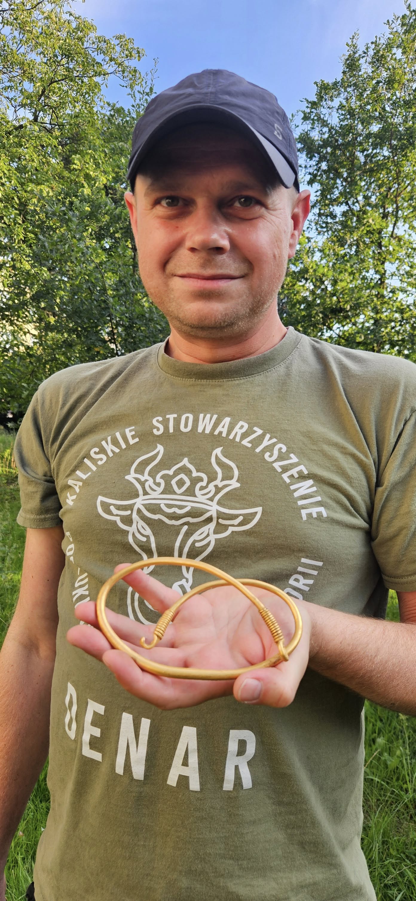 Ogromny złoty naszyjnik w skarbie spod Kalisza (GALERIA)