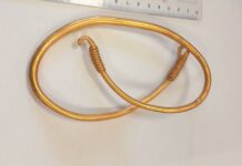 Ogromny złoty naszyjnik w skarbie spod Kalisza (GALERIA) Złoty naszyjnik gocki spod Kalisza fot. DENAR Kalisz - Stowarzyszenie Poszukiwaczy Śladów Historii