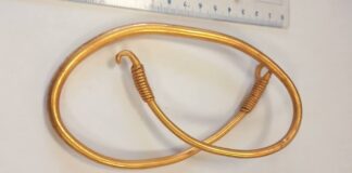 Ogromny złoty naszyjnik w skarbie spod Kalisza (GALERIA) Złoty naszyjnik gocki spod Kalisza fot. DENAR Kalisz - Stowarzyszenie Poszukiwaczy Śladów Historii