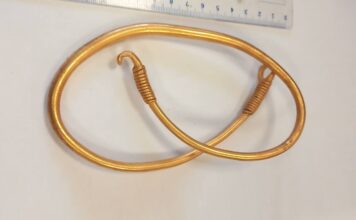 Ogromny złoty naszyjnik w skarbie spod Kalisza (GALERIA) Złoty naszyjnik gocki spod Kalisza fot. DENAR Kalisz - Stowarzyszenie Poszukiwaczy Śladów Historii