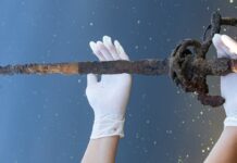 Wędkarz wyłowił z wody rapier charakterystyczny dla XVII wieku! Wyłowiony z wody rapier