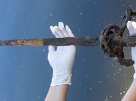 Wędkarz wyłowił z wody rapier charakterystyczny dla XVII wieku! Wyłowiony z wody rapier