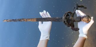 Wędkarz wyłowił z wody rapier charakterystyczny dla XVII wieku! Wyłowiony z wody rapier