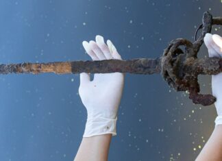 Wędkarz wyłowił z wody rapier charakterystyczny dla XVII wieku! Wyłowiony z wody rapier