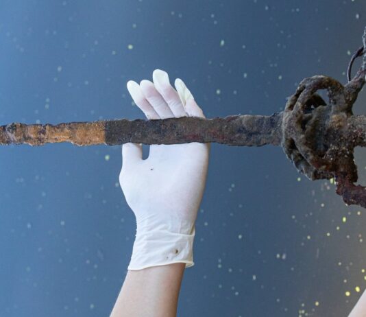 Wędkarz wyłowił z wody rapier charakterystyczny dla XVII wieku! Wyłowiony z wody rapier