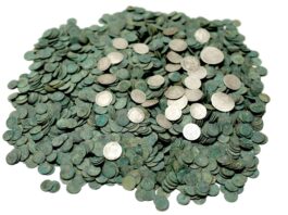 Skarb 5 tys. monet ukryty w płóciennej sakwie! (GALERIA) Skarb srebrnych monet odkryty pod Hrubieszowem